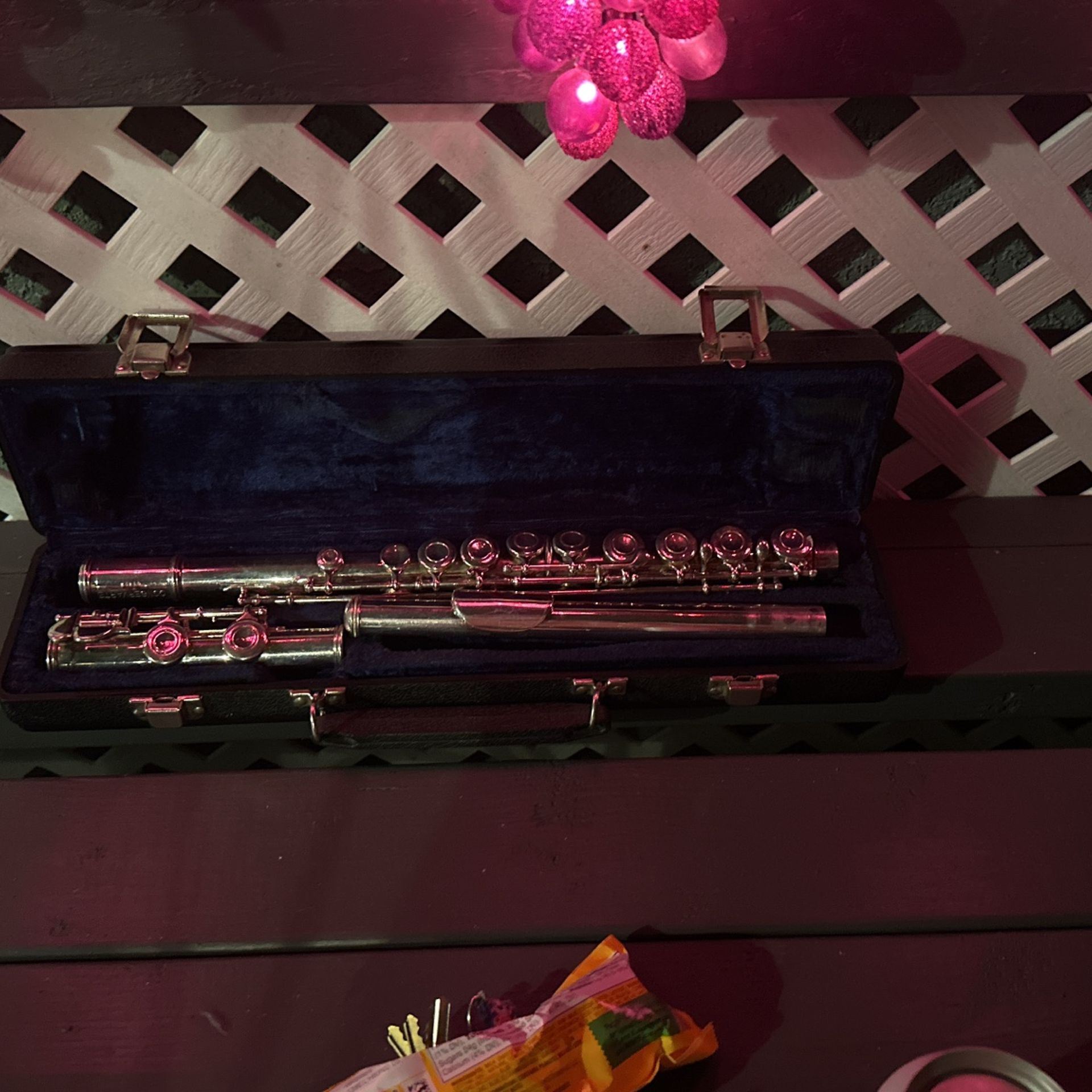 FLUTE IN EXCELLENT CONDITION. MAKE ME AND OFFER.