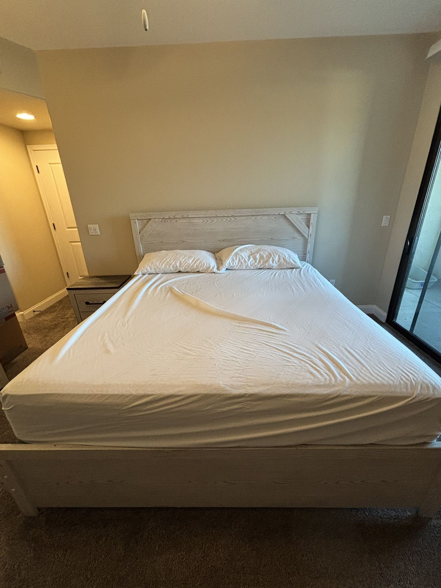 5-Piece King Bedroom Set – Excellent Condition