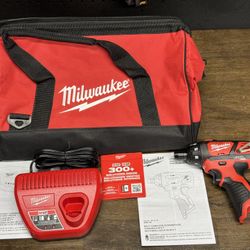 Milwaukee M12 1/4 in. Hex Screwdriver kit
