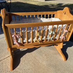 Beautiful Oak Baby Cradle, Easily Able To Take It Apart For Transport.
