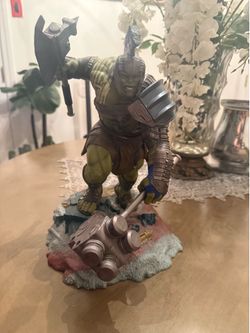 Diamond select hulk figure
