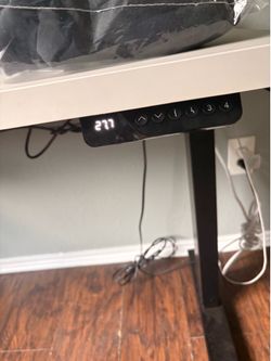 Adjusting desk