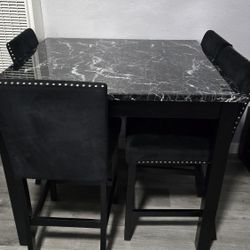 Mesa  Con 4 Sillas Semi nuevo