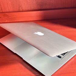 Apple MacBook Air 13” I5/8GB/128GB SSD macOS 15.1 Sequoia $200