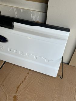 21-26 F150 Tailgate OE Ford like new ITake Off OEM White F-150 see pictures some cosmetic scratches.