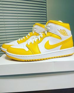 Jordan 1 Mid Wmns University Gold