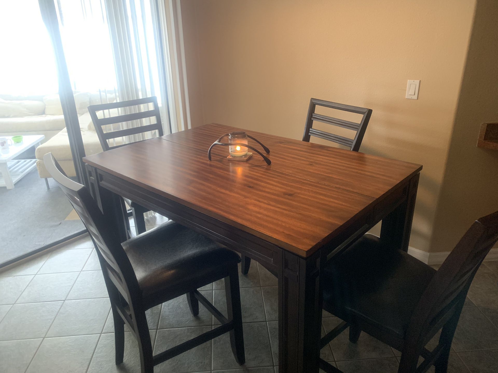 Flawless Dining Kitchen Table with 4 Perfect Leather Seat Chairs
