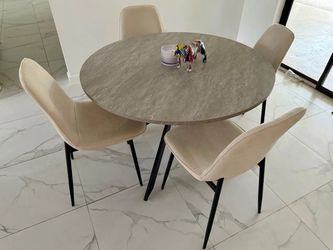 Round Dining Table with 4 Chairs Included !
