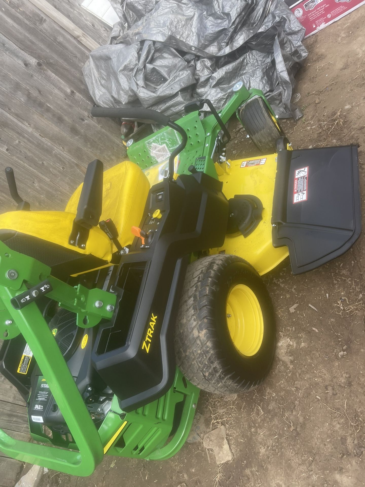 John WDeere Z515E 60 in. 24 HP V Twin ELS Gas Dual Hydrostatic Zero Turn Riding Mower