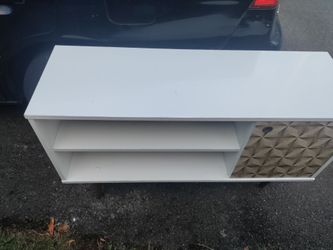 Table. Tv.