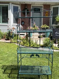 Darling Bakers Rack 18x30x65. Brand new condition. Located in Murray cash/Venmo. Fcfs or hold with Venmo