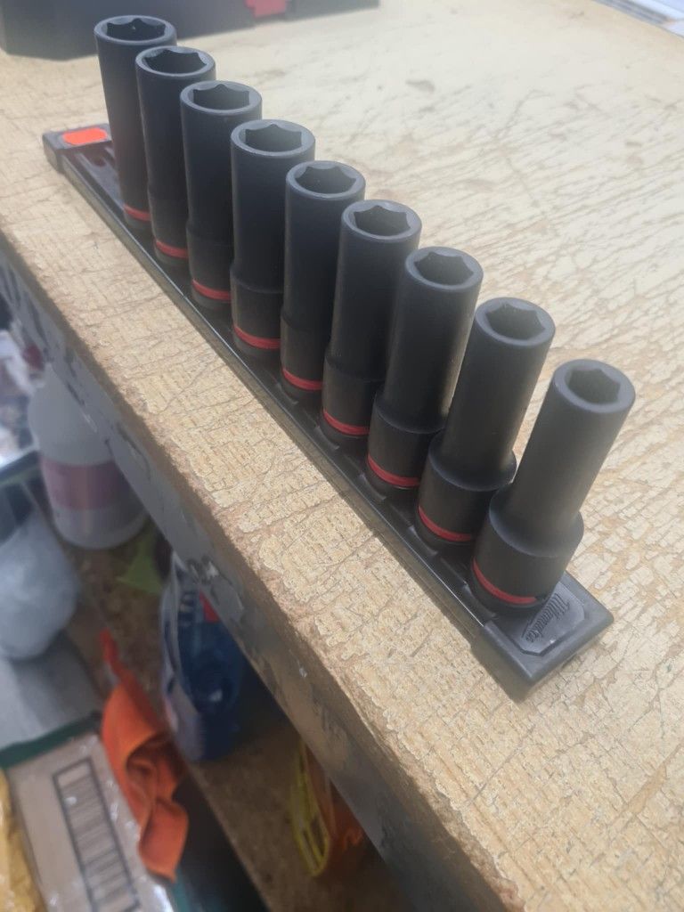 Milwaukee
SHOCKWAVE 1/2 in. Drive Metric Deep Well 6 Point Impact Socket Set (9-Piece)
(Model: 49-66-7032)
