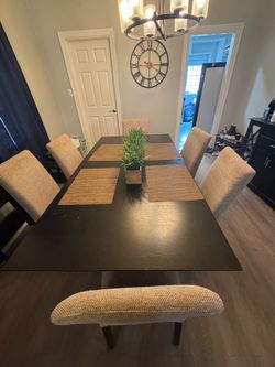 Bo Concepts dining room table and chairs