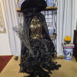 HALLOWEEN WITCH LIGHT UP  DRESS FORM TREE
