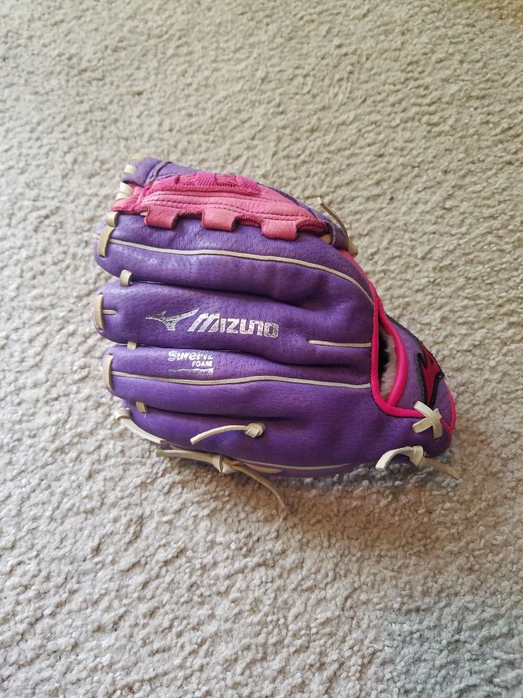 10 inch Mizuno girls softball glove