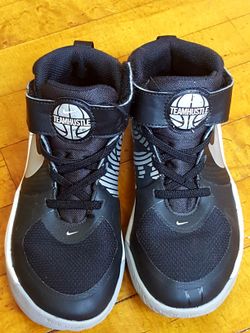 Nike TEAMHUSTLE , Girls Sport Shoes , Size 2 Y ,