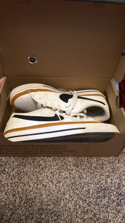 Women’s Nike Court Legacy Size 9