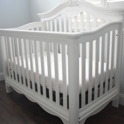 White Vintage Design Baby Crib