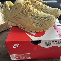 Nike vomero saturn gold