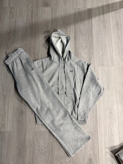 Grey Alo Accolade Set, Size Medium and brand new in bag