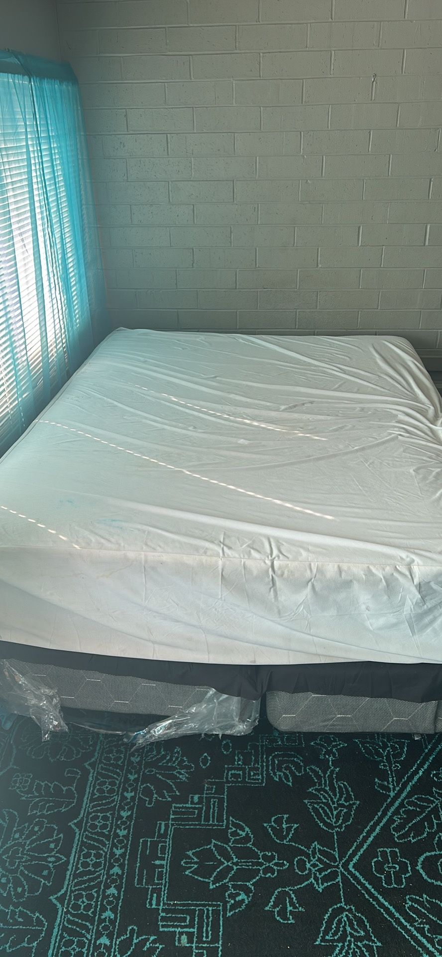 Queen Sized Mattress L/ Double Twin Box springs/ 1 Adjustable Bed Frame