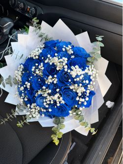 Blue roses bouquet