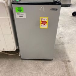 Magic Chef Mini Fridge Hmr440se 4 89U0