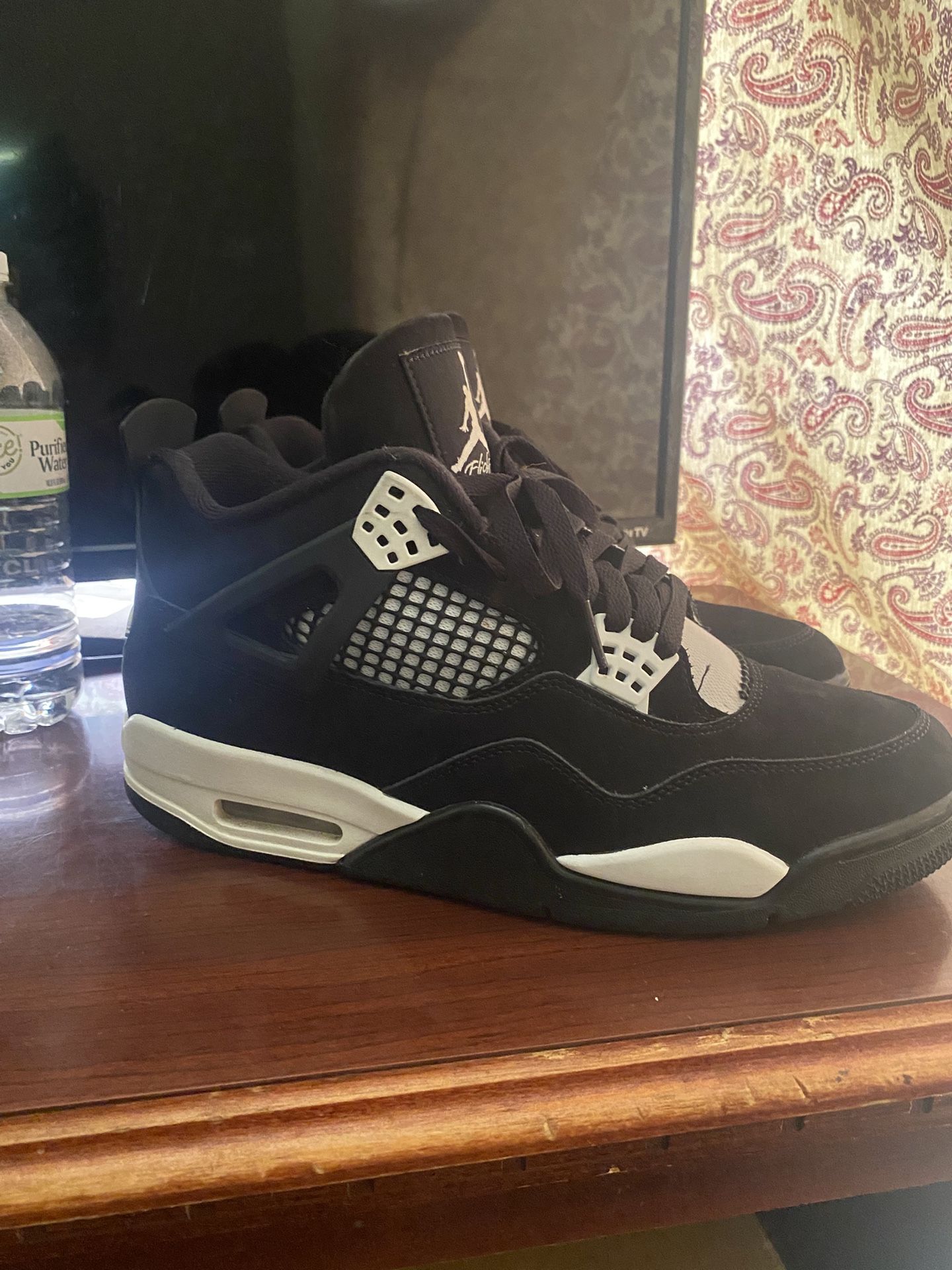 Jordan 4 Thunder (netting Damaged)
