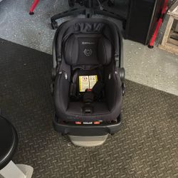 Uppa Baby MESA V2 Infant Car seat And Base 