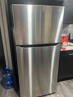 LG Refrigerator Like New