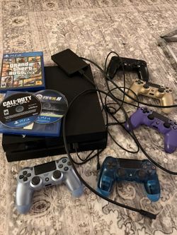 PlayStation 4 With 5 Controllers