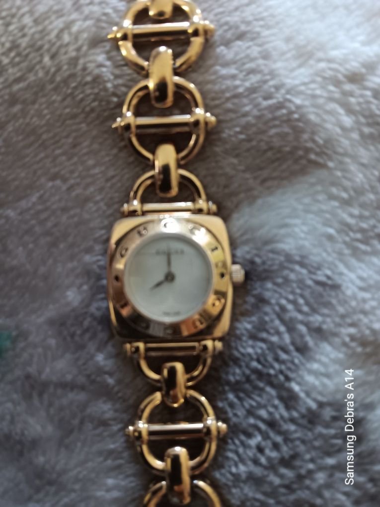Gucci 6400L SWISS MOVEMENT Ladies Gold Watch