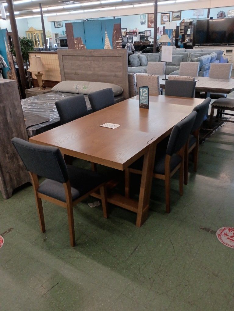 ✨ Clearance Table With 6 Chairs 