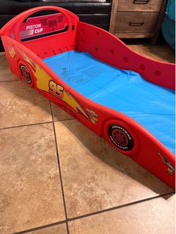 🏁 Lightning McQueen Toddler Bed – Barely Used! 🏁