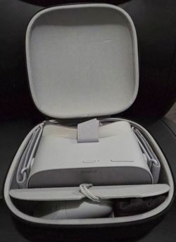 Oculus Go W/Case, Remote, Charging Adapter
