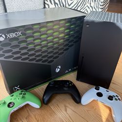 XBOX SERIES X + 3 Controllers