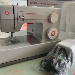 Heavy Duty SINGER 4423 Sewing Machine 