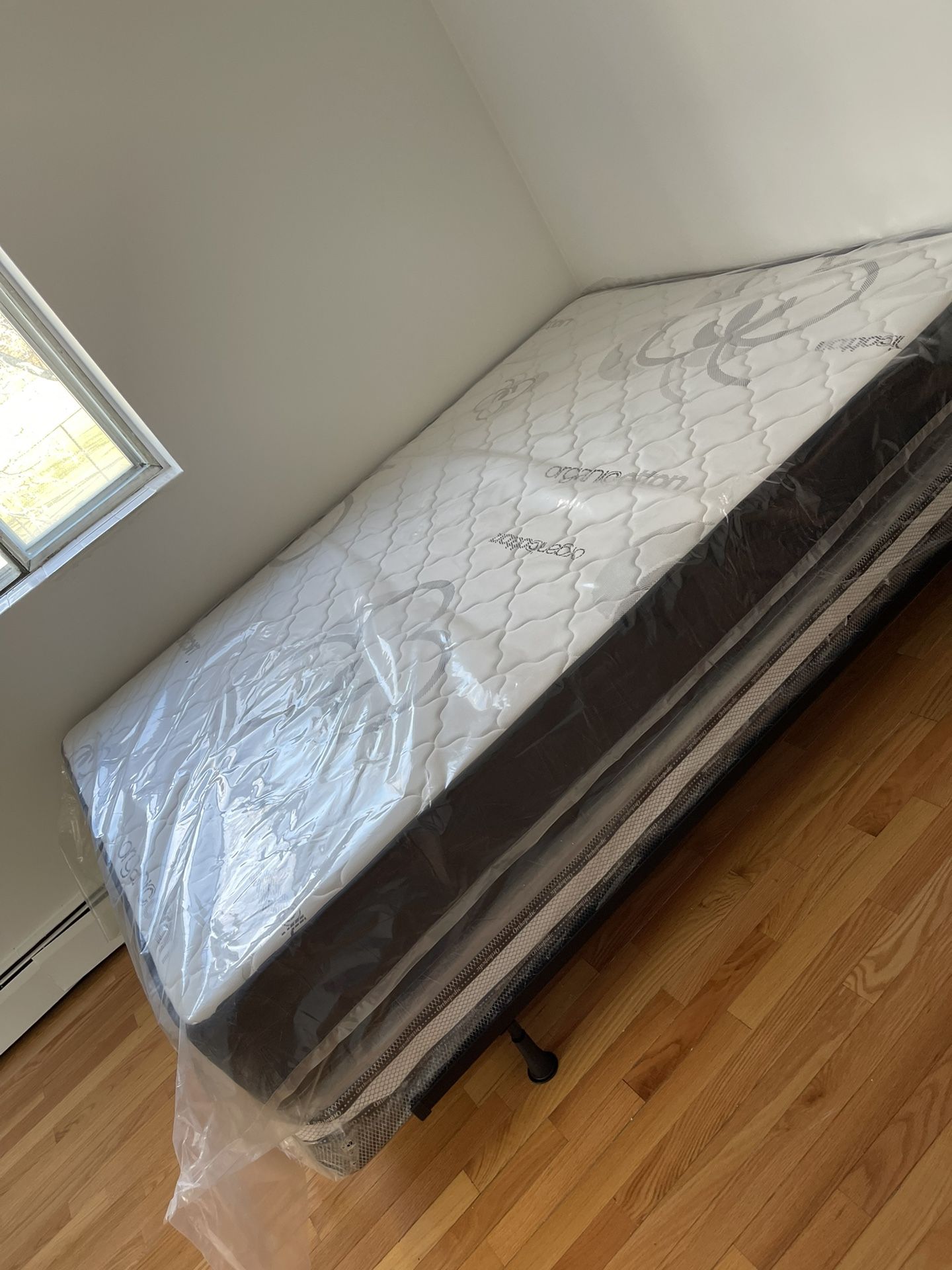 Full Size Mattress With Box & Stand
