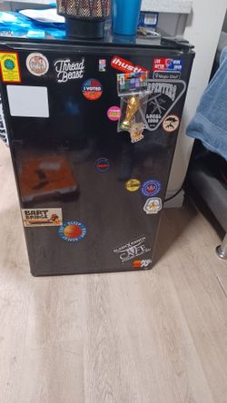 Magic Chef mini fridge - black