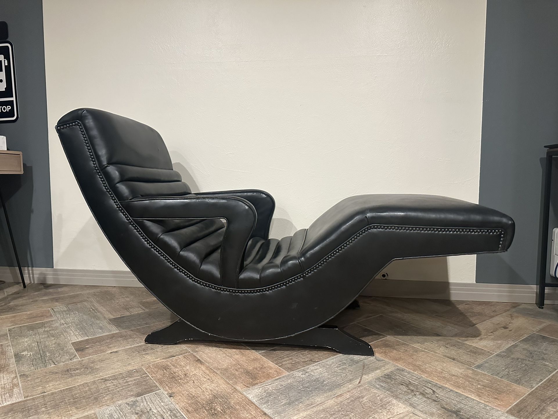 Unique, Mid-Century Modern 1960’s Vintage Contour Lounge Chair / Rocker