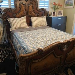 Michael Amini Royals Pails Bedroom Set. ( Deliver Available) 