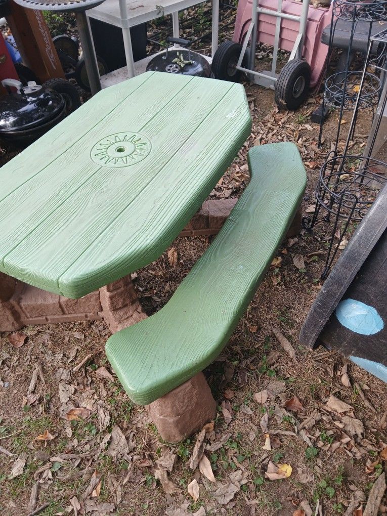 Little Tikes Picnic Table For A Small Kids