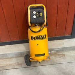DEWALT 15-Gallon Portable Electric 225 PSI Vertical Air Compressor