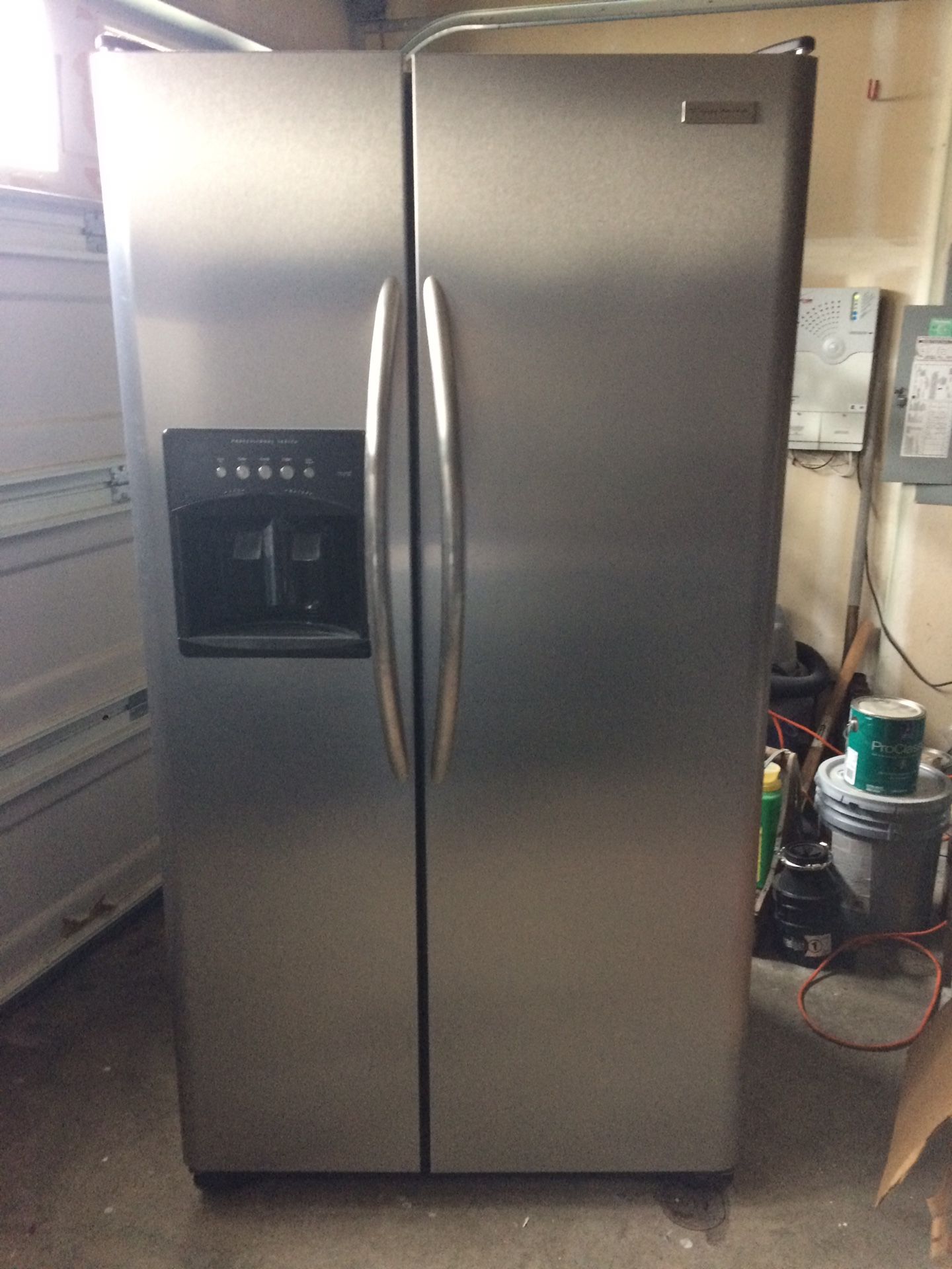 Frigidaire full size side by side refrigerator for Sale in Snohomish, WA OfferUp