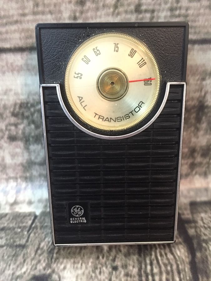 Vintage General Electric GE All Transistor Handheld Radio P1710A P1711A