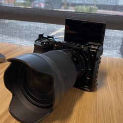 Sony A6600 + Sigma 16mm + SmallRig