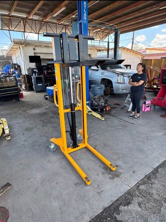 Manual lift