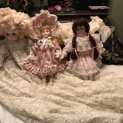 Lot Beautiful Porcelain Dolls