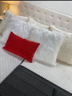 SE VENDE JUEGO DE COJINES PARA CAMA
