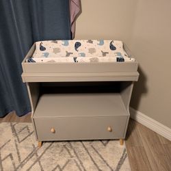 Delta Children Essex Convertible Changing Table with Drawer